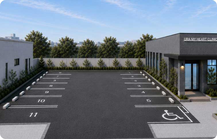 クリニックの駐車場と専用入口のある建物
